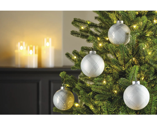Geschmückter Weihnachtsbaum mit Christbaumkugeln und Lichtern