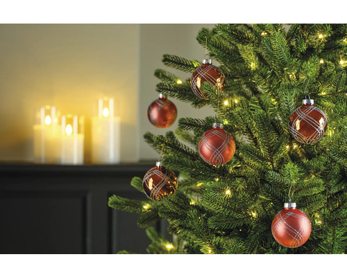 Geschmückter Weihnachtsbaum mit Christbaumkugeln und Lichtern