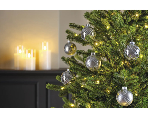 Geschmückter Weihnachtsbaum mit silbernen Weihnachtskugeln und Lichtern