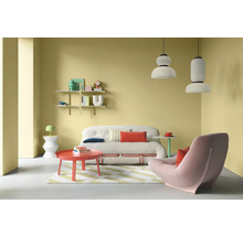 Wohnzimmer mit Sofa, Sessel, Tisch und Regalen