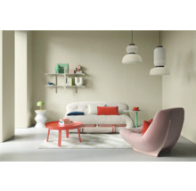 Salon avec canapé, fauteuil, table, étagères et suspensions