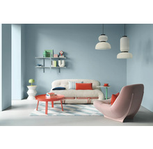 Wohnzimmer mit Sofa, Sessel, Tisch und Regalen in hellem Design