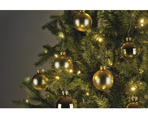Gros plan d'un arbre de Noël avec des boules dorées et des lumières