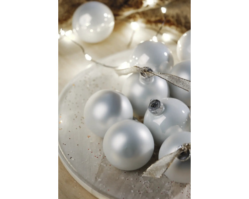 Boules de Noël décoratives sur une assiette avec une guirlande lumineuse