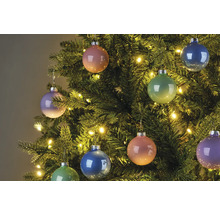 Geschmückter Weihnachtsbaum mit Christbaumkugeln und Lichtern
