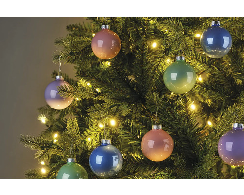Geschmückter Weihnachtsbaum mit Christbaumkugeln und Lichtern