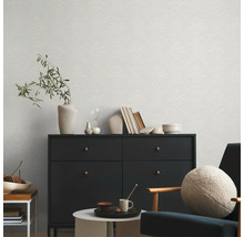Pièce décorative avec papier peint à motifs, commode, fauteuil et tables d'appoint
