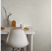 Scène avec table, chaise, tasse, décoration et mur