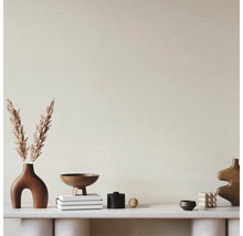 Éléments décoratifs sur une table devant un mur