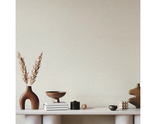 Dekorative Elemente auf einem Regal vor einer Wand