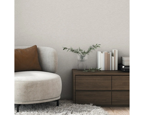 Wohnzimmer mit Sessel, Holzkommode und Büchern