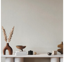 Scène décorative avec vases, coupes et objets décoratifs sur une étagère
