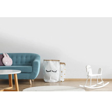 Chambre d'enfant avec canapé, table, jouets et sacs de rangement