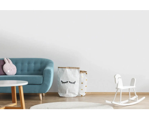 Kinderzimmer mit Sofa, Tisch, Spielzeug und Aufbewahrungssäcken