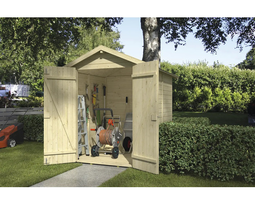 Abri de jardin avec portes ouvertes, rempli d'outils de jardinage et d'outils, dans le jardin