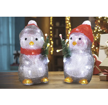 Zwei Pinguinfiguren mit Beleuchtung und Weihnachtsbäumen als Dekoration