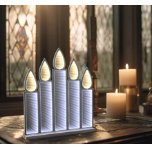Lampe à bougies LED décorative avec cinq bougies sur la table