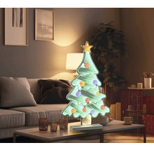 Sapin de Noël décoratif avec étoile et boules sur table