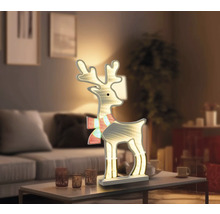 Renne décorative lumineuse pour la période de Noël dans le salon.