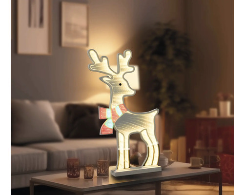 Renne décorative lumineuse pour la période de Noël dans le salon.