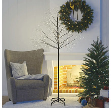 Salon avec fauteuil, sapin de Noël, couronne de l'Avent et arbre décoratif lumineux