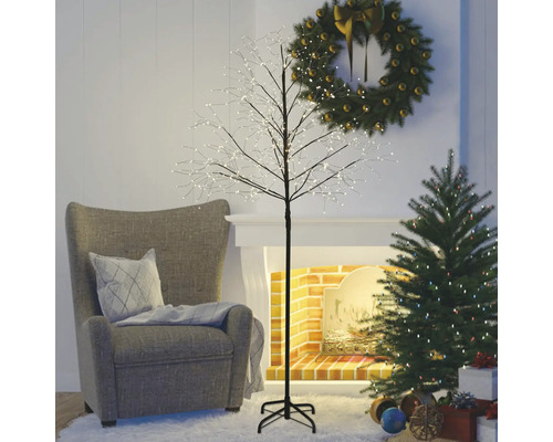 Salon avec fauteuil, sapin de Noël, couronne de l'Avent et arbre décoratif lumineux