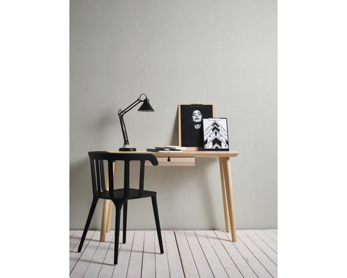 Arbeitsplatzszene mit Schreibtisch, Schreibtischlampe und Stuhl