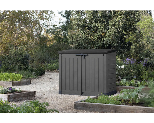 Armoire de jardin en plastique avec portes verrouillables dans le jardin