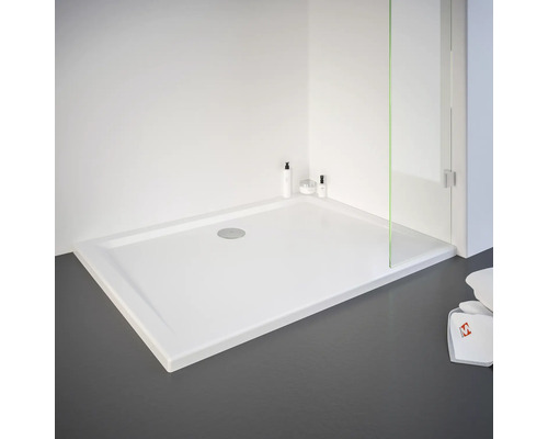 Rechteckige Duschwanne mit flachem Design und mittigem Abfluss in einer hellen Badezimmerumgebung.