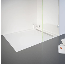 Begehbare Dusche mit flacher Duschwanne, Duschabtrennung und Handtüchern