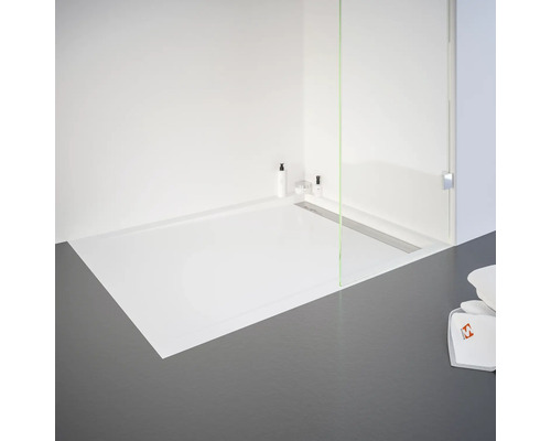 Begehbare Dusche mit flacher Duschwanne, Duschabtrennung und Handtüchern