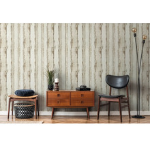 Wohnzimmer mit Holzpaneel-Tapete, Kommode, Stuhl und Stehlampe