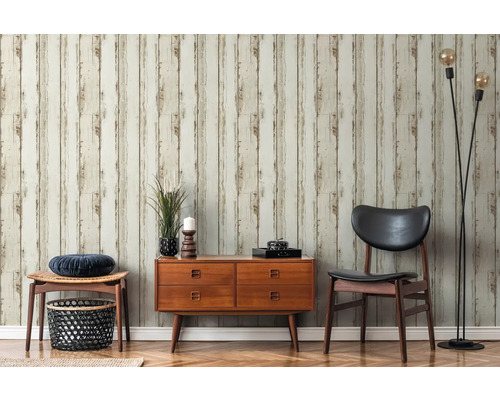 Salon avec papier peint à panneaux de bois, commode, chaise et lampadaire