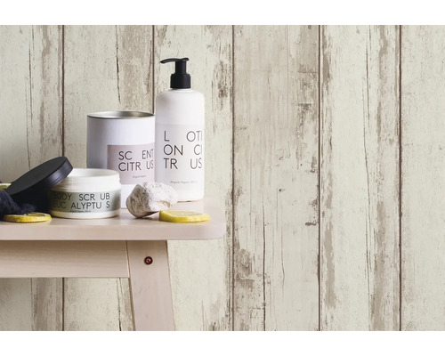 Nature morte de salle de bain avec produits de soin de la peau et lambris en bois