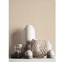 Espace de vie avec différents vases décoratifs et papier peint textile