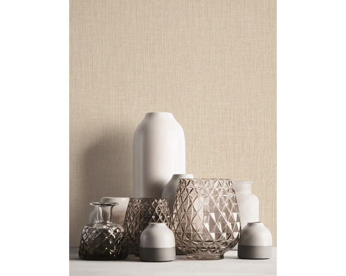 Espace de vie avec différents vases décoratifs et papier peint textile