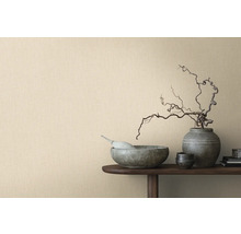 Intérieur avec papier peint texturé et décoration sur une table en bois