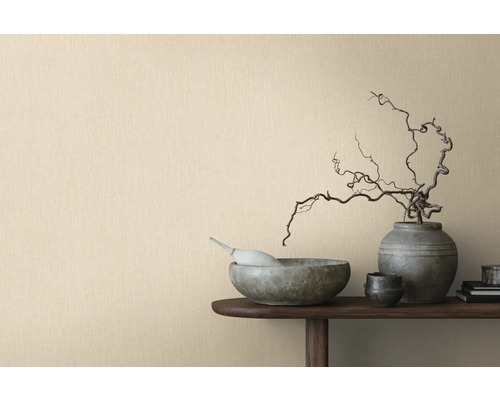 Intérieur avec papier peint texturé et décoration sur une table en bois