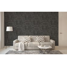 Wohnzimmer mit gemusterter Tapete, Sofa, Stehlampe und Teppich