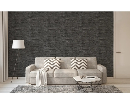 Wohnzimmer mit gemusterter Tapete, Sofa, Stehlampe und Teppich