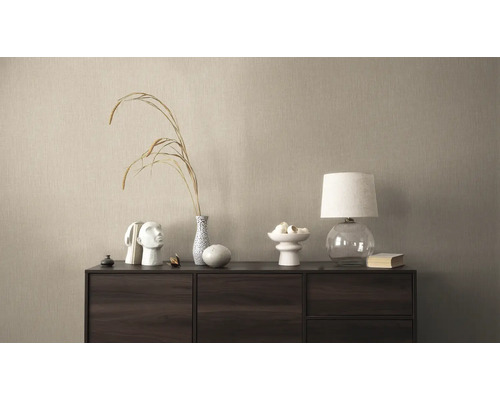 Buffet décoratif avec lampe de table et décoration