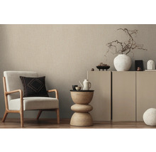 Salon lumineux avec fauteuil, table d'appoint et commode pour une ambiance chaleureuse