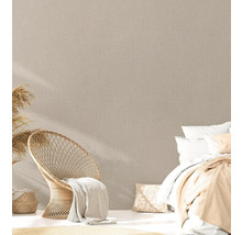 Chambre confortable avec des meubles en rotin et du papier peint textile