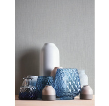 Divers vases décoratifs de différentes tailles et conceptions.