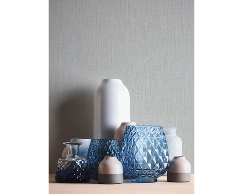 Divers vases décoratifs de différentes tailles et conceptions.