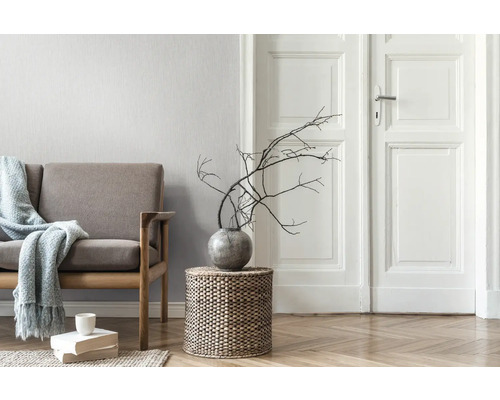 Salon avec canapé, table en bois, vase et décoration