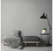 Salon avec coin salon, couverture, coussin, table d'appoint et lampadaire