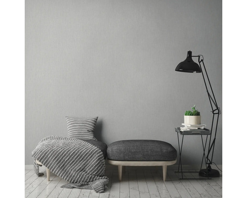 Salon avec coin salon, couverture, coussin, table d'appoint et lampadaire