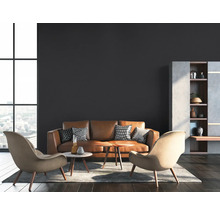Salon avec canapé en cuir marron, deux fauteuils et une étagère