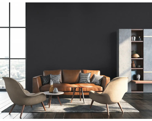 Salon avec canapé en cuir marron, deux fauteuils et une étagère